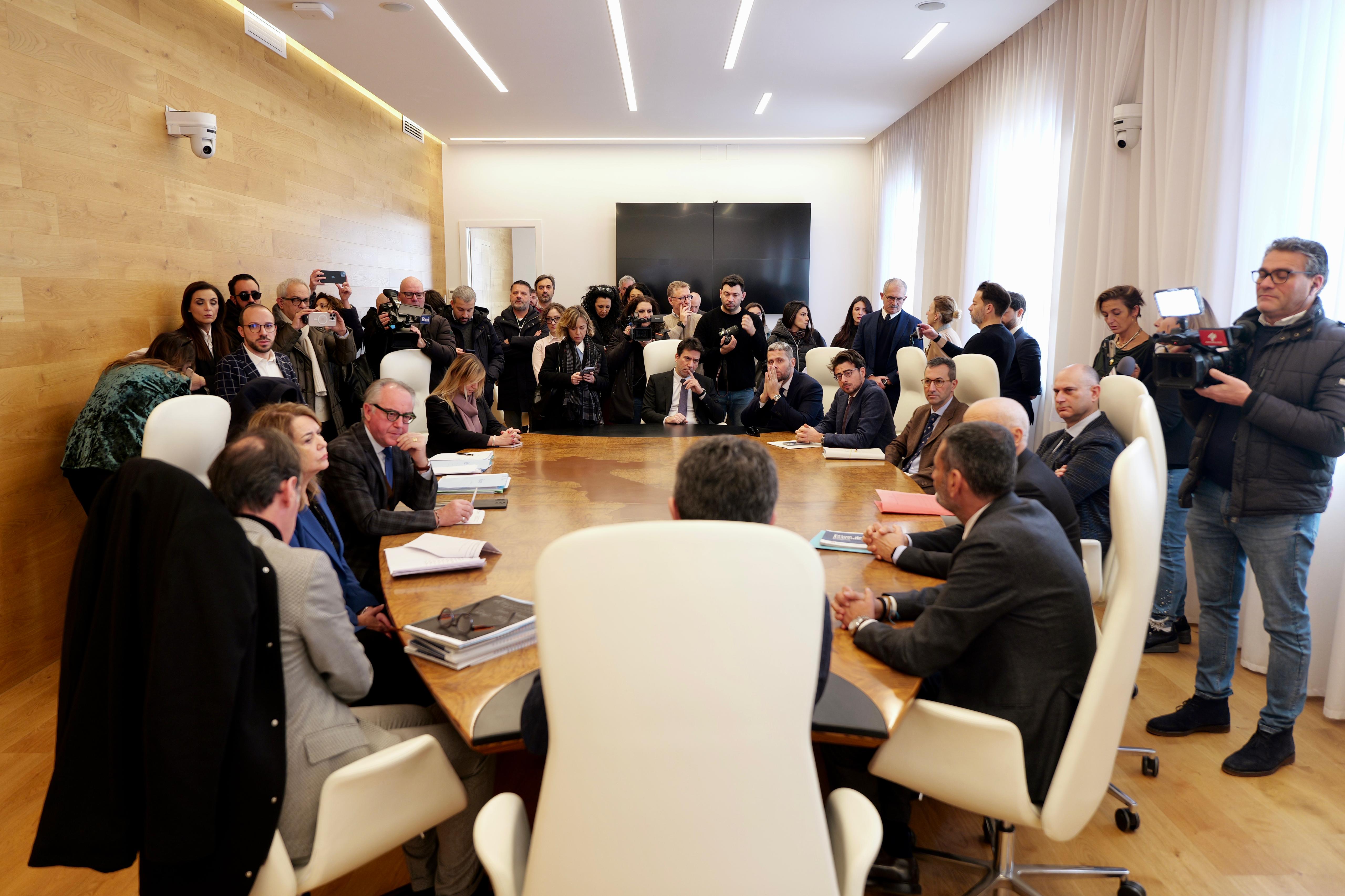 Galleria Tavolo regionale di contrasto all’abusivismo edilizio, presidente Decaro: “Regione al fianco dei Comuni. La legalità è una priorità e leva di sviluppo” - Diapositiva 7 di 7