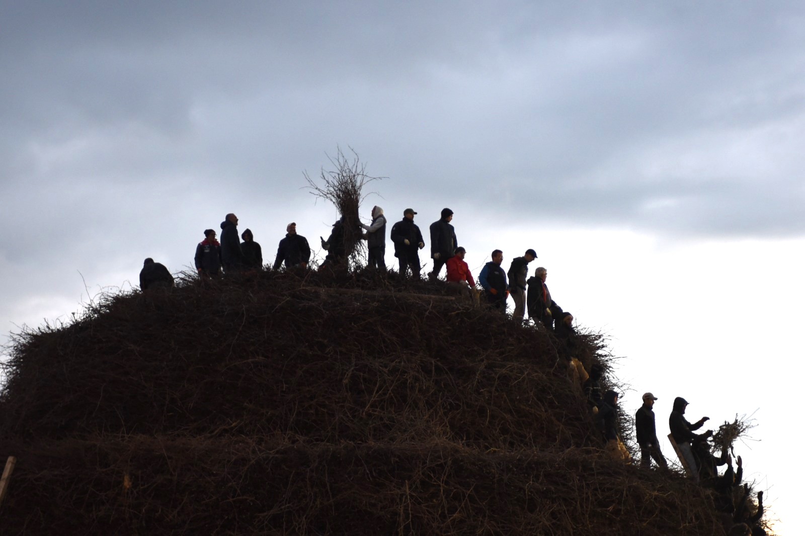 Preparazione della Fòcara di Novoli (foto di Alessandro Serio)